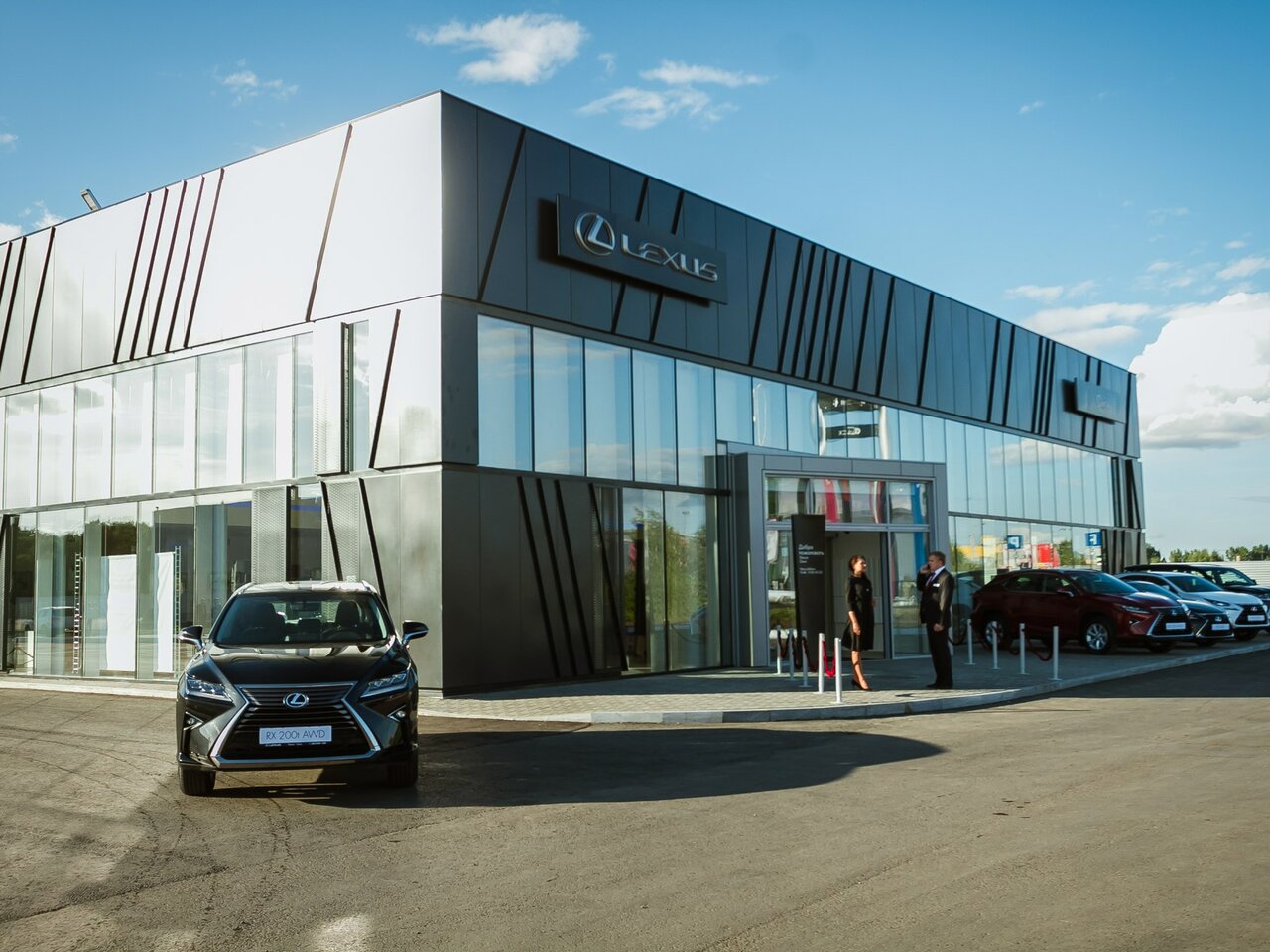 Дилер фото. Дилерский центр Lexus. Дилерский салон Лексус. Автосалон Лексус Омск. Лексус Омск официальный дилер Омск.